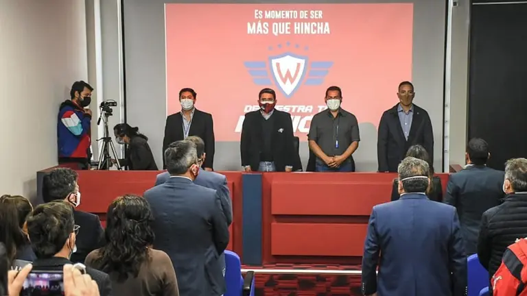 El presidente de Wilstermann, Gróver Vargas, durante una conferencia de prensa. DICO SOLÍS