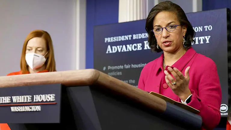 Susan Rice (d), asesora de la Presidencia de EE.UU. para política interna, habla, este 26 de enero de 2021 en la Casa Blanca, en Washington. EFE