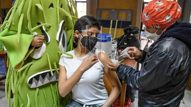 Una joven en su vacunación. DICO SOL&Iacute;S