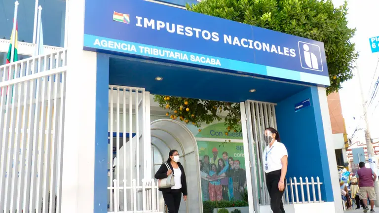 Puertas de las oficinas de Impuestos Nacionales de Sacaba. Cortes&iacute;a