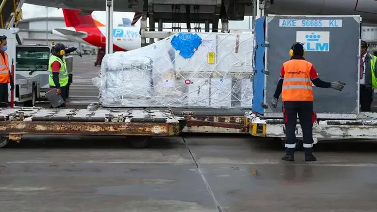 Fotografía cedida por la Secretaría Nacional de Comunicación (Secom) de Ecuador que muestra el arribo de un nuevo lote de vacunas en Quito (Ecuador). EFE