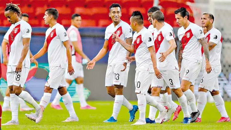 Los jugadores de Perú ingresan al terreno de juego, en Brasil. EFE