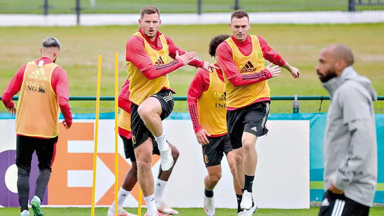 Los jugadores de Bélgica Jan Vertonghen (i) y Thomas Vermaelen, durante las prácticas. EFE