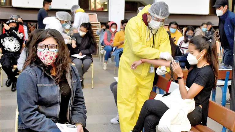Jóvenes en el control de presión previo a recibir la vacuna anticovid. DICO SOLÍS