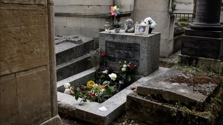 La tumba de Jim Morrison en Par&iacute;s. EFE