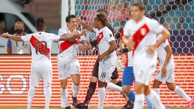Gianluca Lapadula (2-i) de Perú celebra con sus compañeros tras anotar contra Paraguay, durante un partido por los cuartos de final de la Copa América. EFE