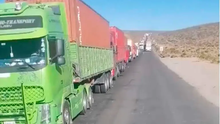 Una hilera de camiones en la frontera entre Chile con Bolivia. ERBOL