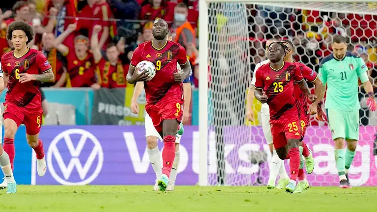 Romelu Lukaku de Bélgica (C) tras anotar el gol por penalti durante el partido de cuartos de final de la UEFA EURO 2020 entre Bélgica e Italia. EFE