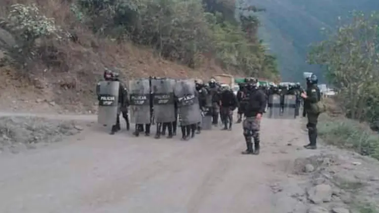 El contingente policial que lleg&oacute; a Coripata en la ma&ntilde;ana de hoy. APG