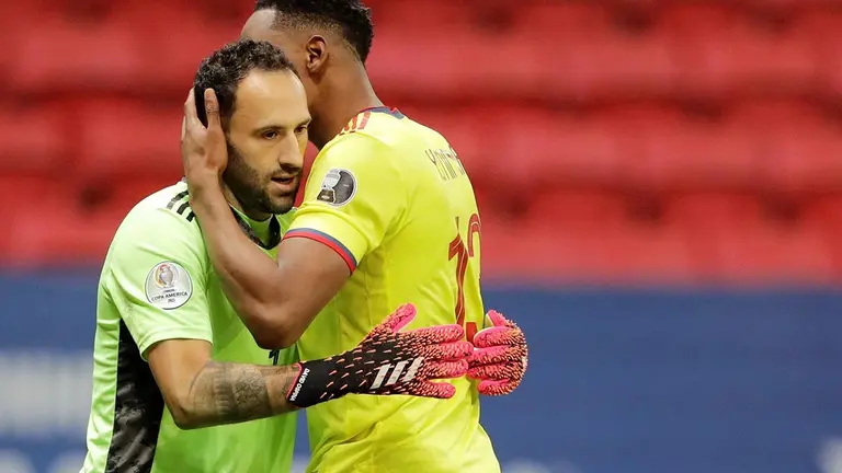 David Ospina abraza a un compa&ntilde;ero despu&eacute;s de un partido de Colombia. EFE