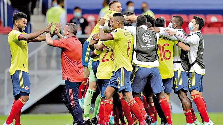 Jugadores y cuerpo técnico de Colombia celebran.                     EFE