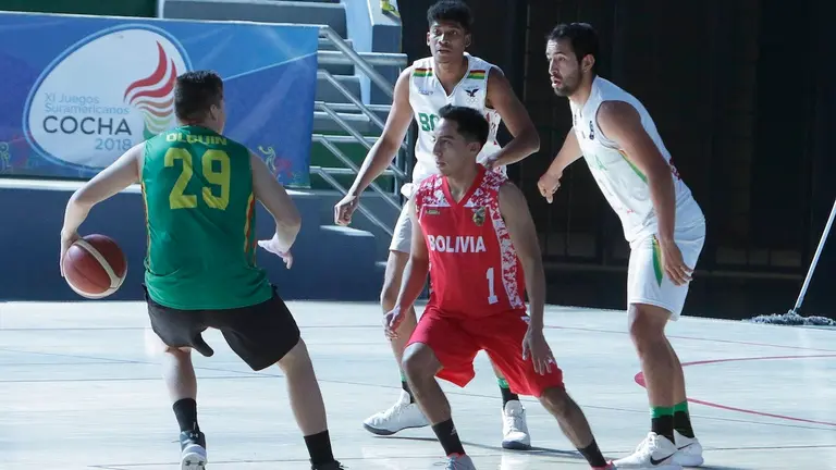 Acción: Diego Olguín traslada el balón ante la marca de Pedro Gutiérrez, durante un entrenamiento de la Selección Nacional de baloncesto. APG