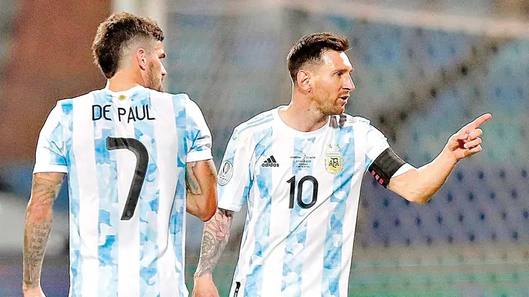 Lionel Messi (d) es la figura y capitán de Argentina. EFE