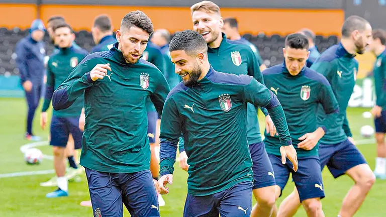 Los jugadores de Italia realizan sus prácticas previo al cotejo de semifinales. EFE