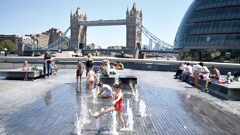 Una familia en un parque de Londres, Inglaterra.  EFE