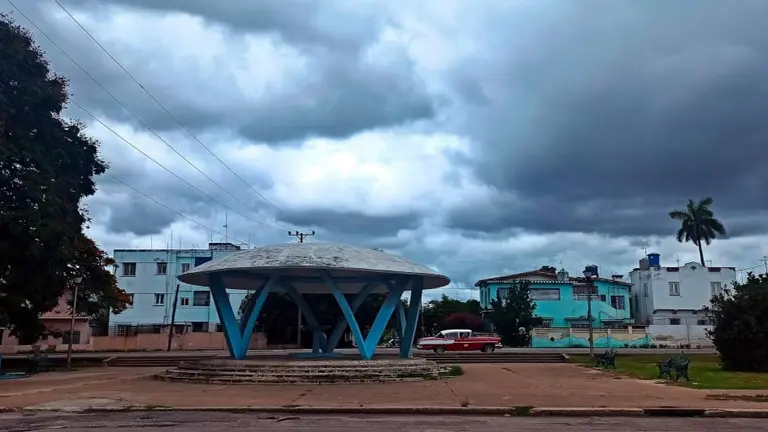 Clima lluvioso debido a la cercan&iacute;a de la tormenta tropical Elsa, en La Habana. EFE
