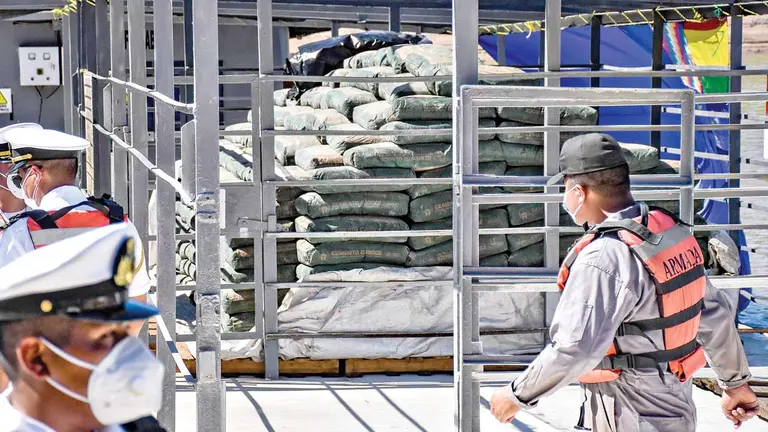 Las bolsas de cemento acomodadas en la embarcación, ayer.  DICO SOLÍS