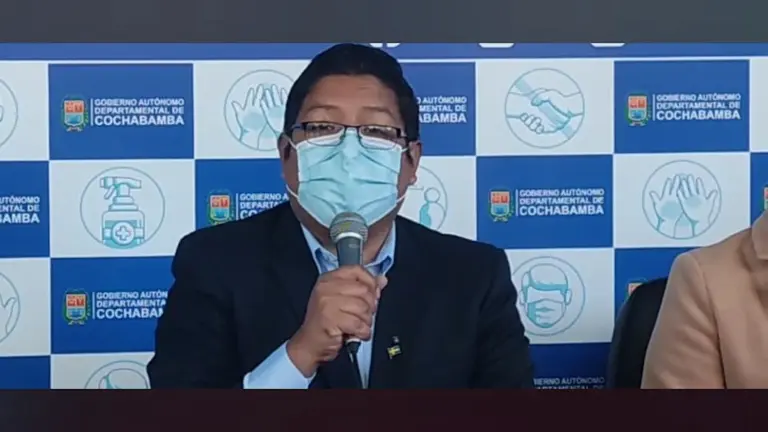 El jefe de Epidemiología del SEDES, Yercin Mamani, brinda el informe diario del comportamiento de la COVID-19. Captura de video GADC