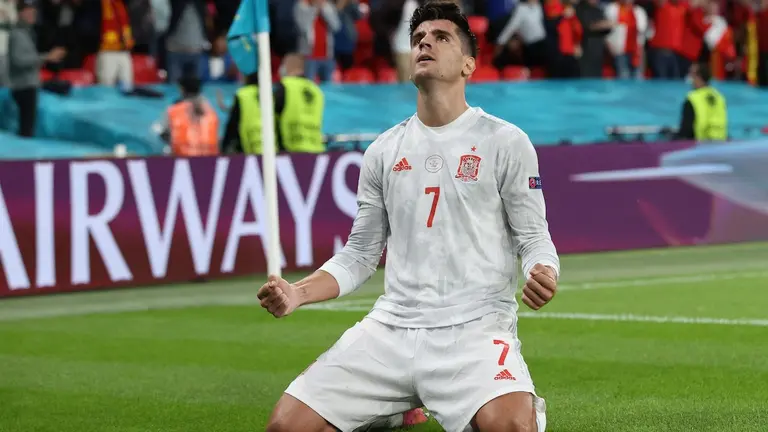 Álvaro Morata celebra su gol con que España empató 1-1 ante Italia en los 90 minutos y llevó la semifinal de la Euro al tiempo de alargue. EFE