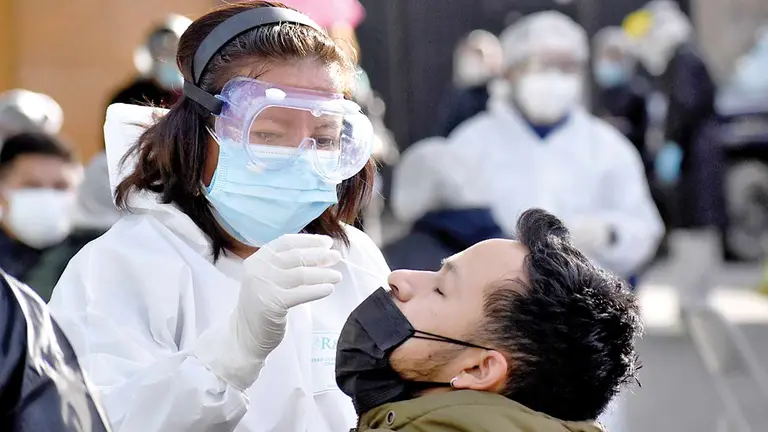 Personal de Salud realiza la toma de la prueba antígeno nasal. DICO SOLÍS