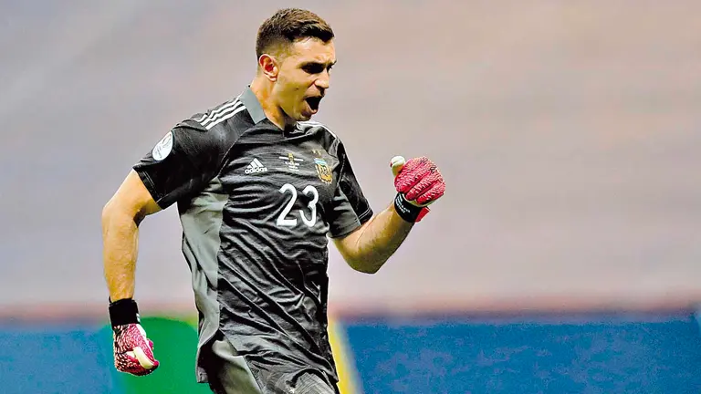 El golero argentino Emiliano Martínez festeja uno de los penales atajados al combinado colombiano. EFE