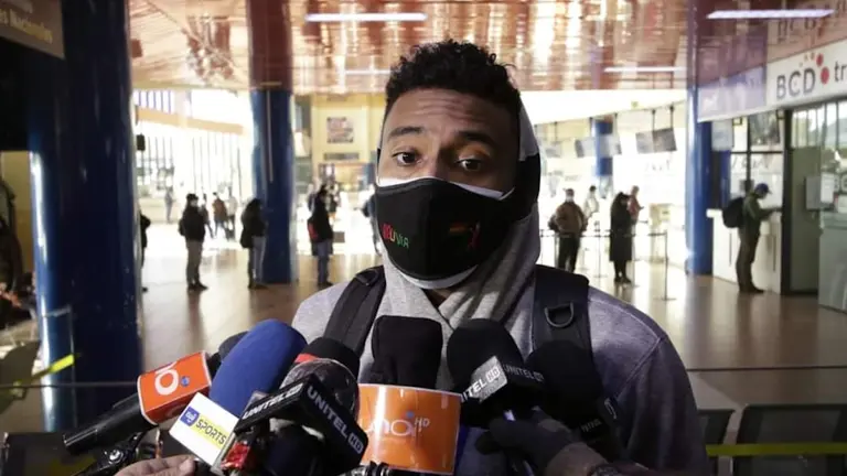 Josh Reaves se dirige a los medios de comunicación en su arribo a Cochabamba para incorporarse a la Selección Nacional de baloncesto. APG