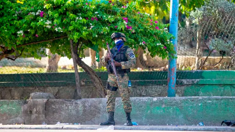 Agentes montan guardia tras el asesinato del presidente Jovenel Moise hoy, en Puerto Príncipe (Haití). EFE
