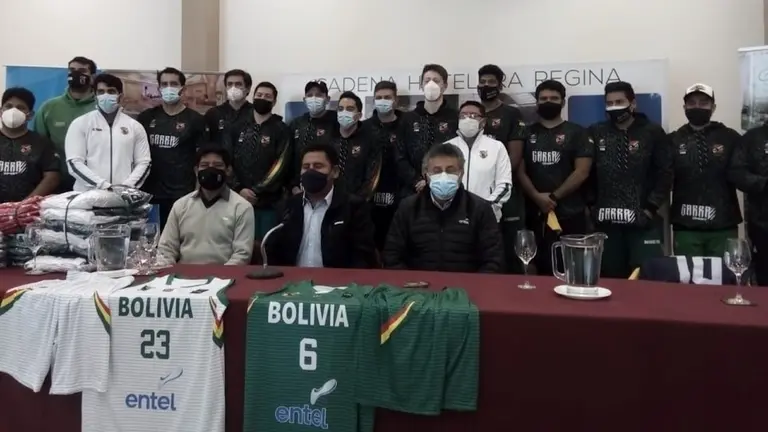 Jugadores de la Selección Nacional de básquet, junto a autoridades de Sacaba, el hotel Regina y Entel, en una conferencia de prensa