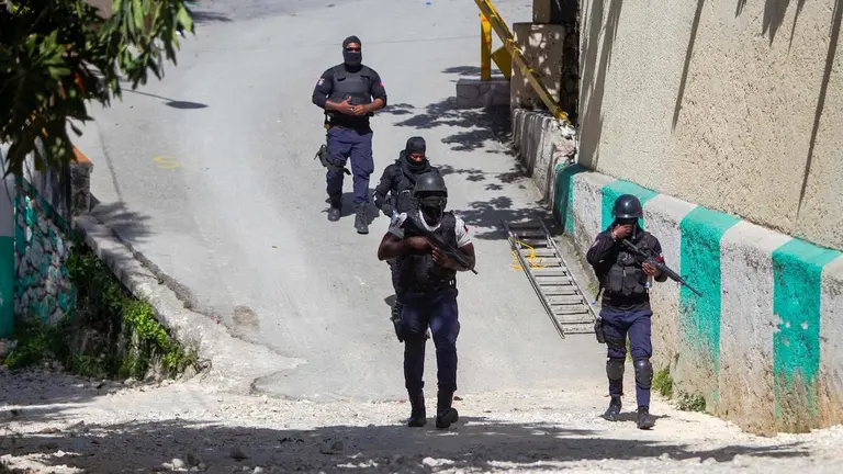 Agentes policiales trabajan cerca de la casa del asesinado presidente haitiano, Jovenel Moise, hoy, en Puerto Pr&iacute;ncipe (Hait&iacute;).  EFE