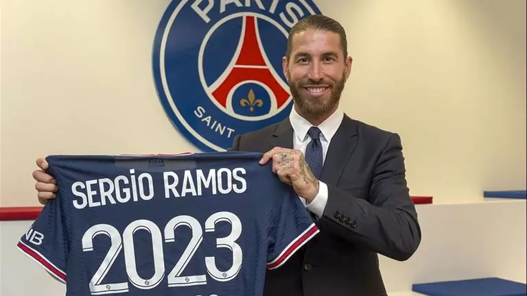 Sergio Ramos posa con la camiseta del Paris Saint Germain. EFE
