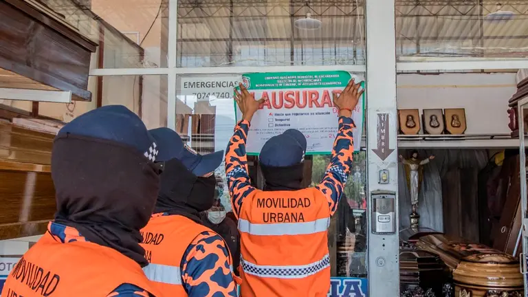 el personal de Recaudaciones de la alcald&iacute;a de Cochabamba inici&oacute; con los controles y clausur&oacute; a tres servicios funerarios. Cortes&iacute;a