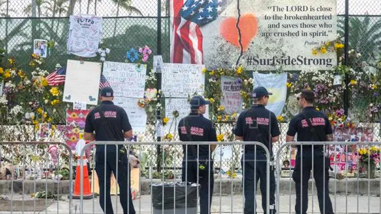 Registro de una valla en memoria de los desaparecidos en el derrumbe del edificio Champlain Towers South, en Surfside (Florida, EEUU). EFE
