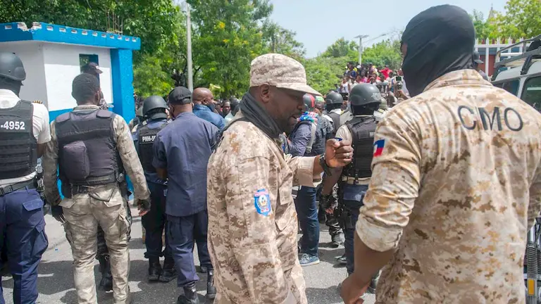 Policías haitianos custodian la comisaría de Pétion Ville, donde se encuentran dos extranjeros capturados por un grupo de personas, hoy, en Puerto Principe (Haití). EFE