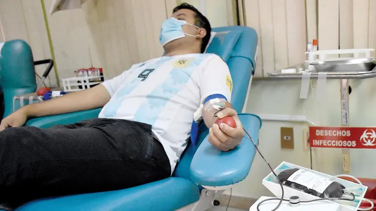Un joven dona sangre en un punto móvil./ DICO SOLÍS