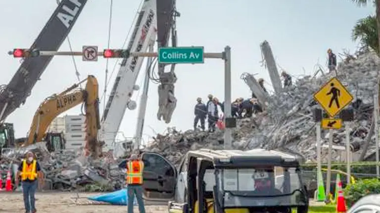 Los servicios de rescate trabajan en las ruinas del edificio Champlain Towers South, en Miami-Dade, el 5 de julio de 2021. EFE