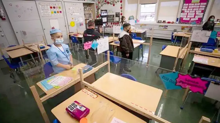 Los estudiantes y profesores vacunados en Estados Unidos no necesitarán usar mascarillas dentro de las escuelas, anunciaron los CDC en su última actualización de las pautas a seguir durante la pandemia del coronavirus. EFE