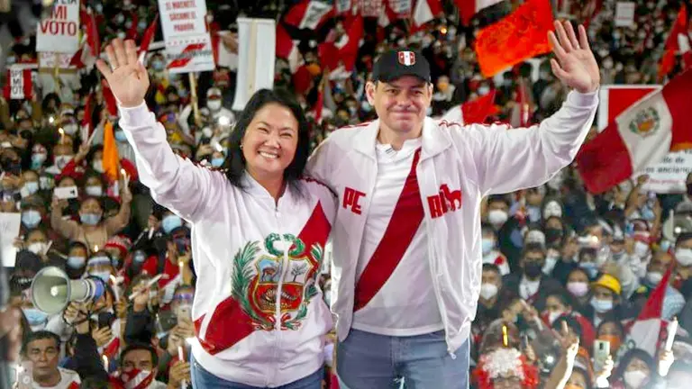 En la imagen, la derechista Keiko Fujimori (i) y su esposo, Mark Vito. EFE