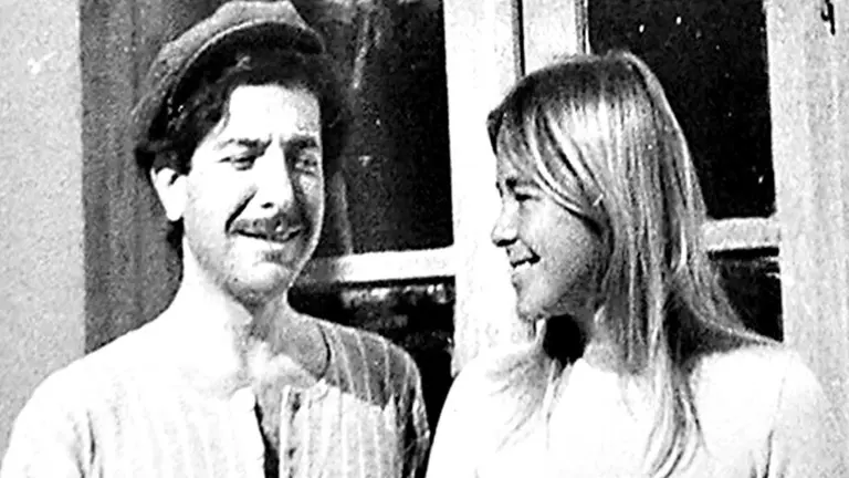 Leonard Cohen y Marianne Ilhen en la paradisíaca isla griega de Hydra. NETFLIX