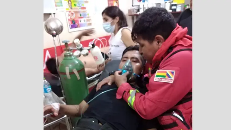 Un efectivo policial ayuda a su camarada en un centro m&eacute;dico.  Jhonny Vidal Coaquira