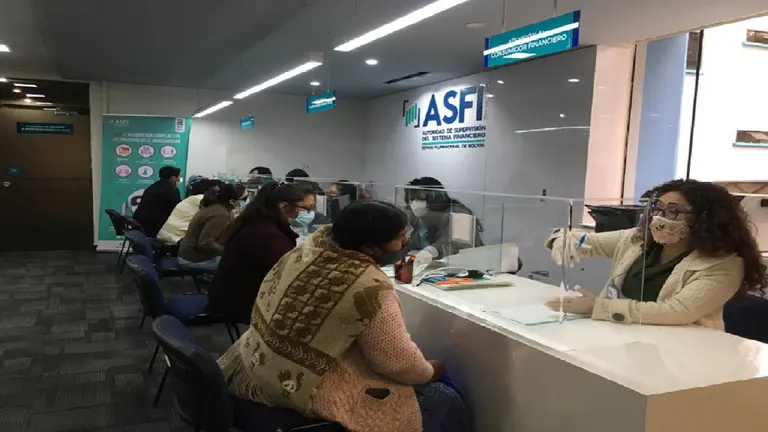 Una imagen de clientes recibiendo atenci&oacute;n en ASFI.