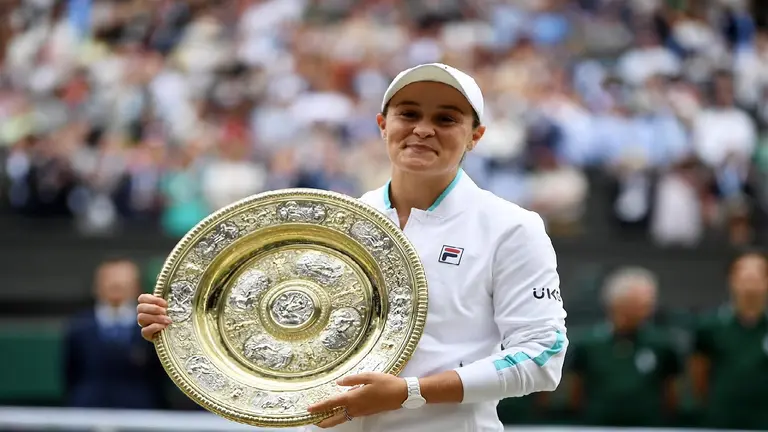 Ashleigh Barty celebra la consecuci&oacute;n del primer t&iacute;tulo de Wimbledon en su carrera. EFE