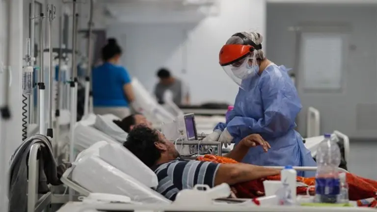 Una persona con COVID en cuidados intensivos. EL PERI&Oacute;DICO