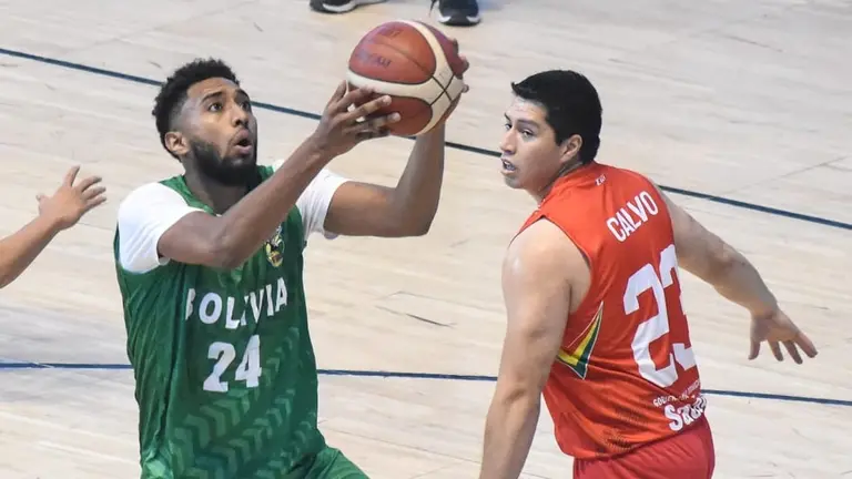 Josh Reaves traslada el balón durante un amistoso de exhibición de la Selección Nacional de Baloncesto en Quillacollo. DICO SOLÍS