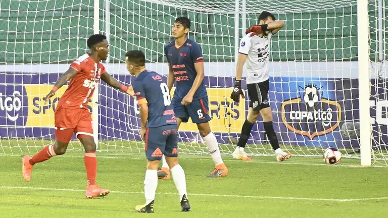 El arquero Rodrigo Banegas, Sebastián Reyes (5) y Moisés Villarroel (8) lamentan uno de los goles de Royal Pari en la derrota de Wilstermann. APG