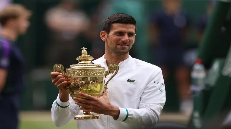 Novak Djokovic expone el trofeo de Wimbledon, que es su vig&eacute;simo Grand Slam. EFE
