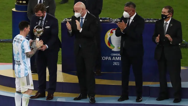 Alejandro Domínguez, presidente de la Conmebol, le entrega un premio a Lionel Messi tras la conclusión de la Copa América. EFE