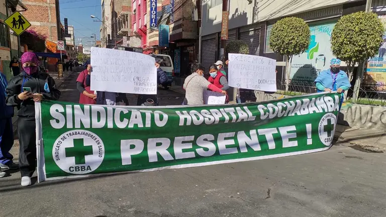 Trabajadores del Hospital Cochabamba protestan por traslado de personal; no descartan huelga de hambre. Cortes&iacute;a