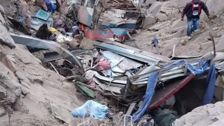 Imagen de parte del bus embarrancado. ERBOL