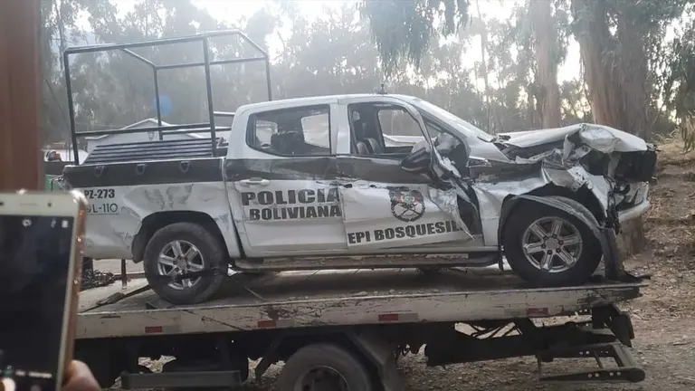 La patrulla policial, tras haber sido arrojada por un barranco. Cortes&iacute;a El D&iacute;a