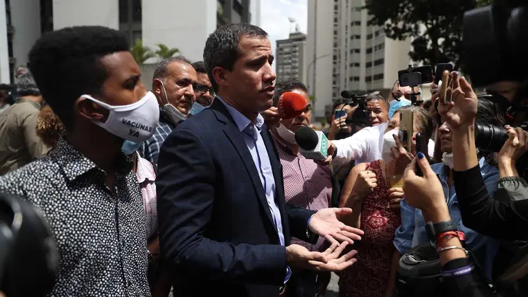 El l&iacute;der opositor venezolano Juan Guaid&oacute; ofrece hoy una rueda de prensa tras el incidente con agentes del Estado, en Caracas (Venezuela). EFE